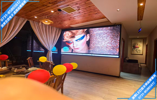 長(zhǎng)沙望城區(qū)月亮島某田園餐館接待大廳LED顯示屏